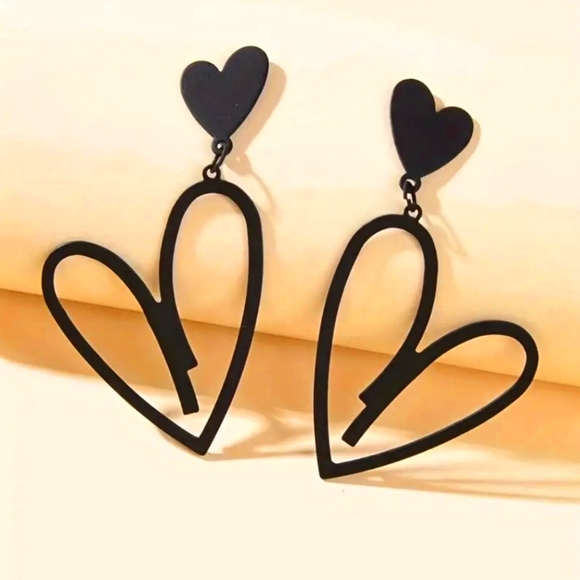Jewelry - Vintage Heart Earrings